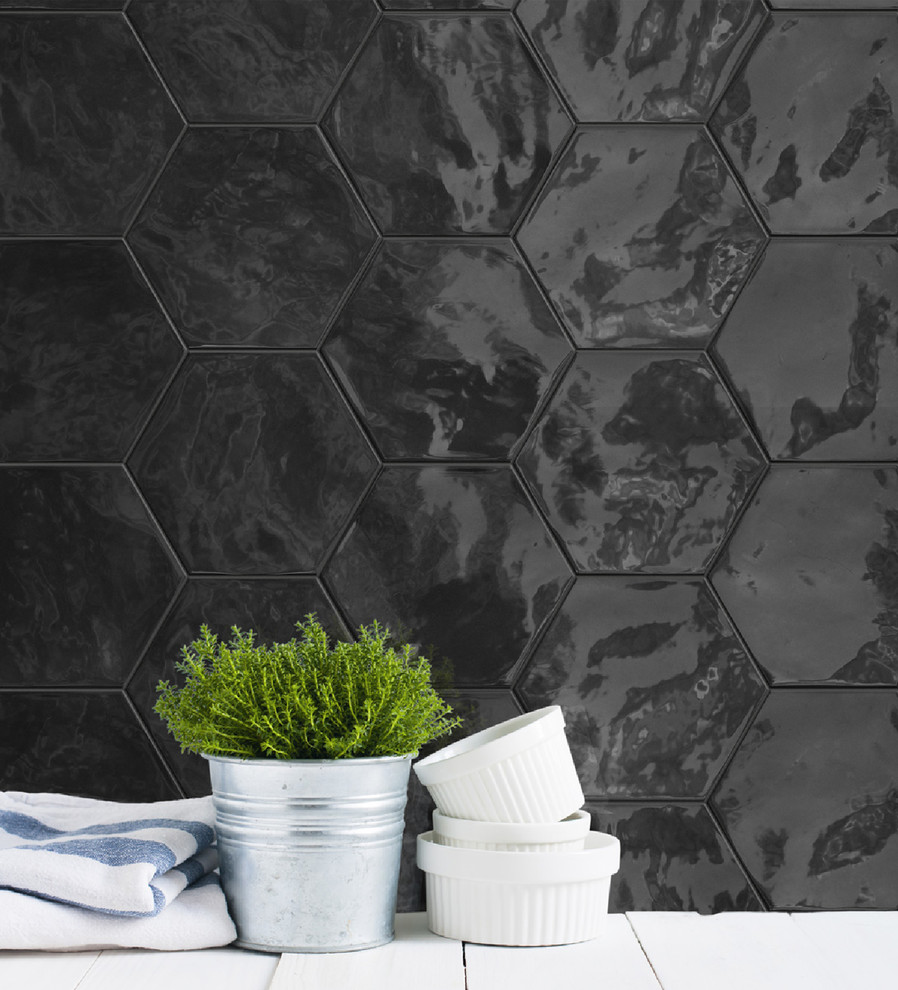 Diseño de cocina moderna con salpicadero negro y salpicadero de azulejos de cerámica