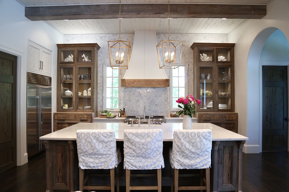 Foto på ett stort industriellt linjärt kök och matrum, med en nedsänkt diskho, vita skåp, grått stänkskydd, stänkskydd i stenkakel, rostfria vitvaror och mellanmörkt trägolv