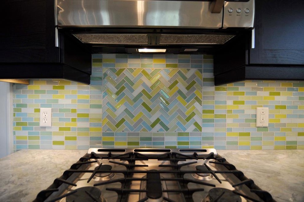 Idéer för mellanstora funkis kök, med luckor med infälld panel, svarta skåp, bänkskiva i kvartsit, flerfärgad stänkskydd, stänkskydd i glaskakel och rostfria vitvaror