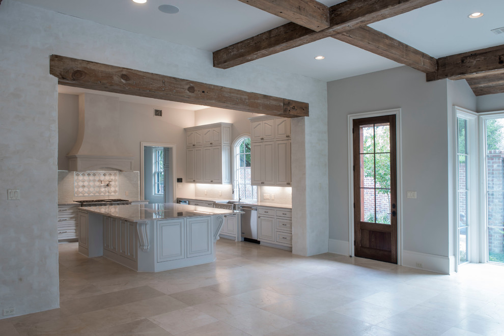 Foto på ett mycket stort, avskilt lantligt kök, med en rustik diskho, luckor med upphöjd panel, vita skåp, marmorbänkskiva, beige stänkskydd, stänkskydd i porslinskakel, rostfria vitvaror, klinkergolv i porslin, en köksö och beiget golv