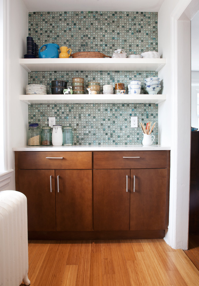 Esempio di una cucina design con paraspruzzi con piastrelle a mosaico, paraspruzzi blu, nessun'anta e ante bianche