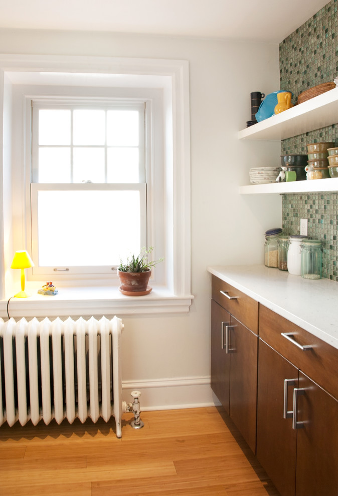 Imagen de cocina contemporánea con salpicadero con mosaicos de azulejos, salpicadero gris, armarios con paneles lisos y puertas de armario de madera en tonos medios