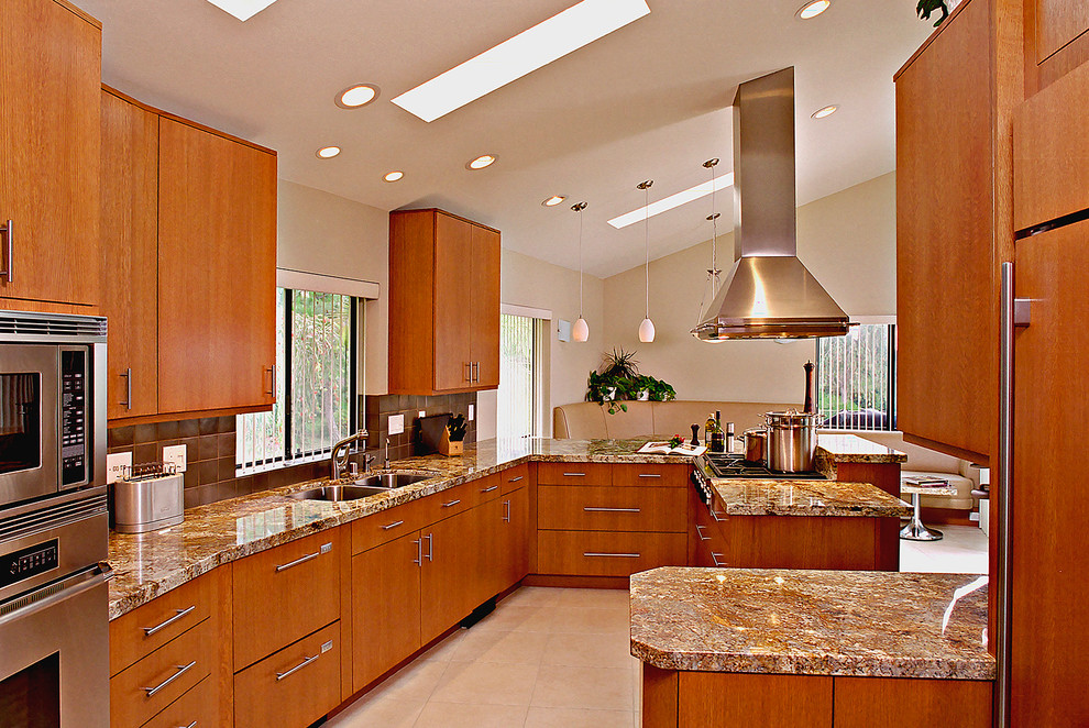Moderne Wohnküche in U-Form mit Granit-Arbeitsplatte, Küchengeräten aus Edelstahl, Küchenrückwand in Metallic und Rückwand aus Metallfliesen in San Diego