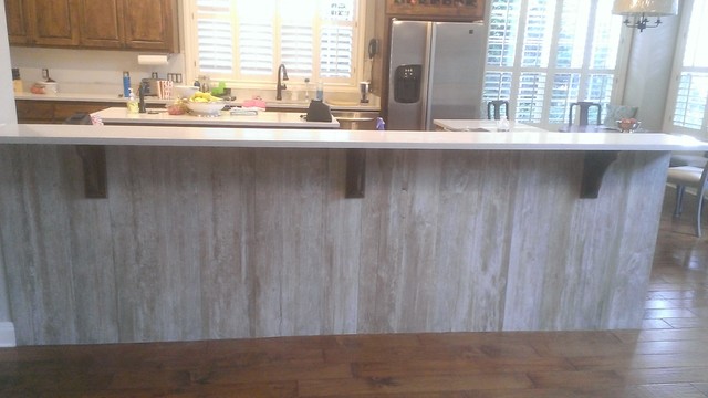 KITCHEN - Bar Kick Space - 8" x 48" Barn Wood Panel Tile - Contemporáneo - Cocina - Austin - de ...