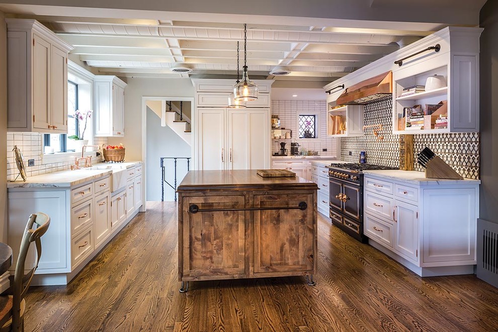 Esempio di una grande cucina country con lavello stile country, ante in stile shaker, ante bianche e pavimento in legno massello medio