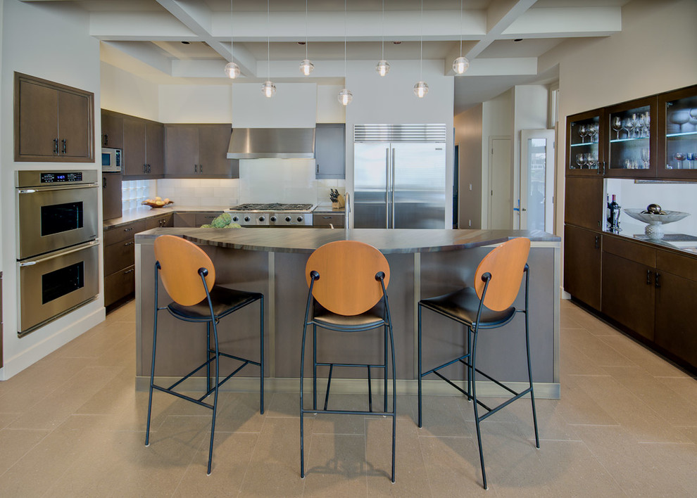 Moderne Küche mit flächenbündigen Schrankfronten, dunklen Holzschränken, Küchenrückwand in Weiß und Küchengeräten aus Edelstahl in Seattle