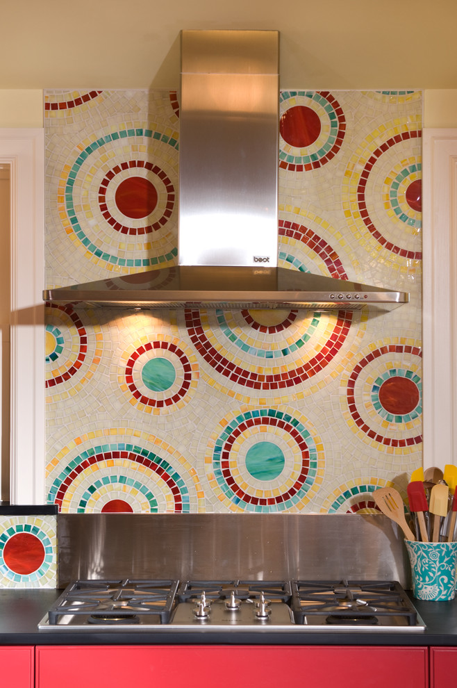 Aménagement d'une cuisine contemporaine avec des portes de placard rouges, une crédence multicolore, une crédence en mosaïque et un électroménager en acier inoxydable.