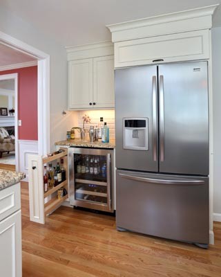 ボストンにある高級なトランジショナルスタイルのおしゃれなキッチン (アンダーカウンターシンク、白いキャビネット、御影石カウンター、白いキッチンパネル、セラミックタイルのキッチンパネル、シルバーの調理設備) の写真