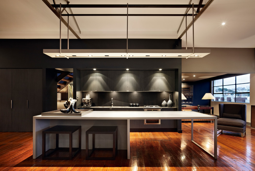 Offene, Zweizeilige Moderne Küche mit flächenbündigen Schrankfronten, grauen Schränken, braunem Holzboden und Kücheninsel in Melbourne