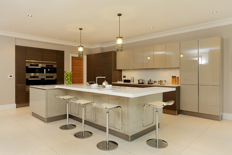 Ispirazione per una grande cucina moderna con ante lisce, ante beige, paraspruzzi bianco e pavimento in gres porcellanato