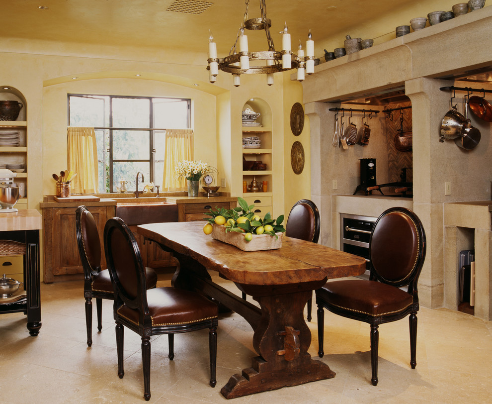 Foto på ett medelhavsstil kök och matrum, med en rustik diskho