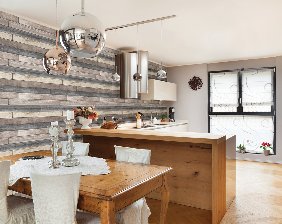 Ejemplo de cocinas en L urbana con armarios con paneles lisos, puertas de armario beige, suelo de madera clara y península
