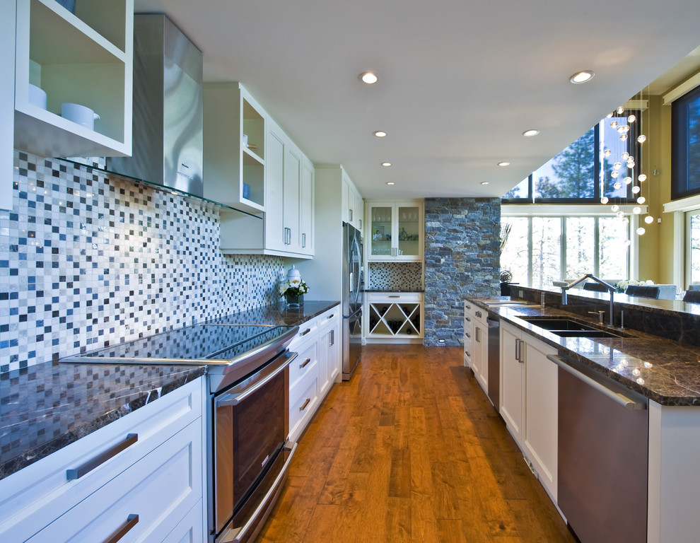 Пример оригинального дизайна: параллельная кухня-гостиная в современном стиле с двойной мойкой, разноцветным фартуком и фартуком из плитки мозаики