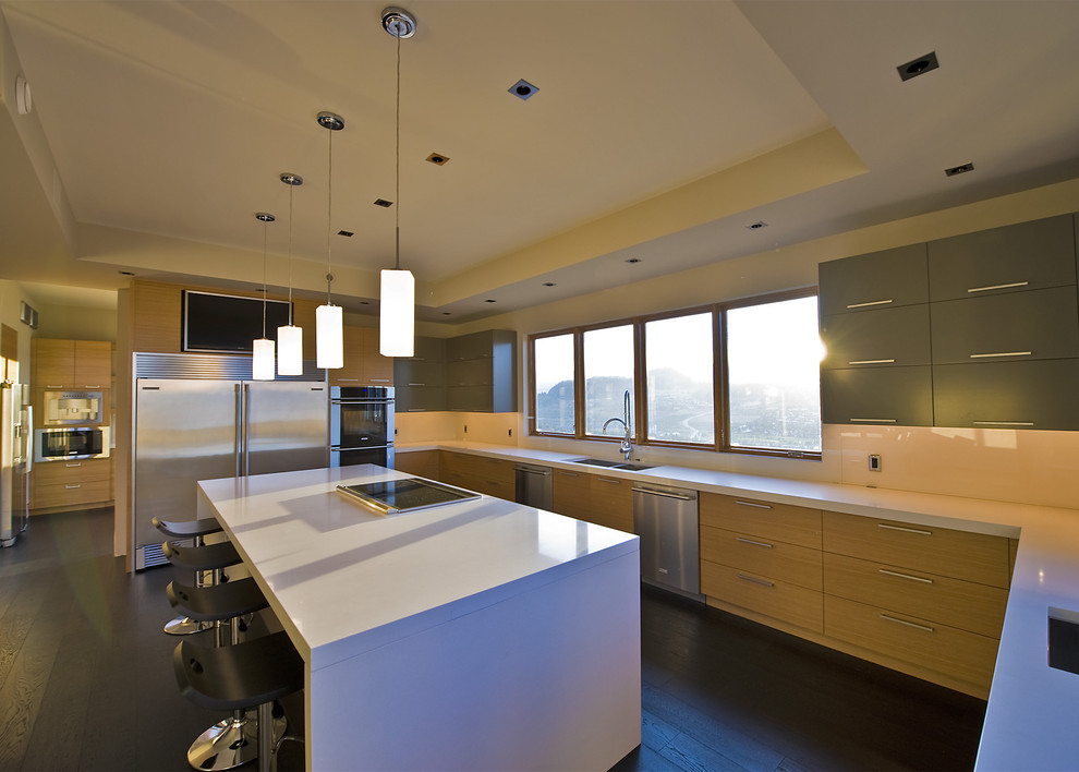 Moderne Küchenbar mit Küchengeräten aus Edelstahl in Vancouver