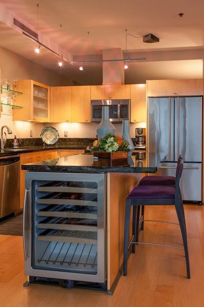 Kitchen - transitional kitchen idea in Portland