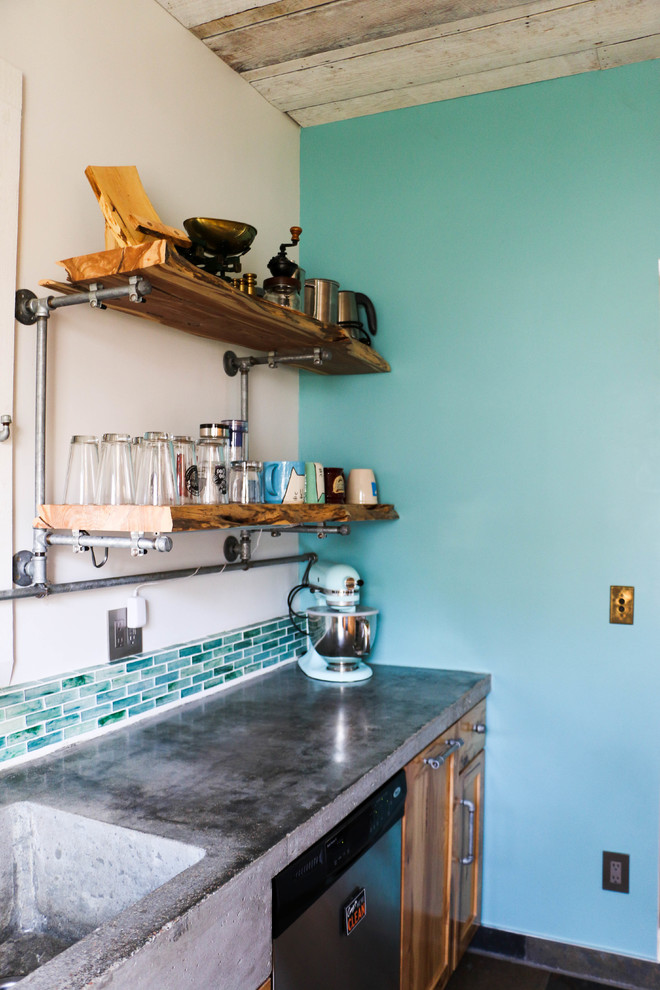 オマハにあるおしゃれなキッチン (エプロンフロントシンク、淡色木目調キャビネット、コンクリートカウンター、ガラスタイルのキッチンパネル、シルバーの調理設備、スレートの床) の写真