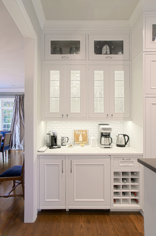 Idéer för ett mellanstort klassiskt vit kök, med luckor med infälld panel, vita skåp, bänkskiva i kvarts, vitt stänkskydd, stänkskydd i tunnelbanekakel, mellanmörkt trägolv och brunt golv