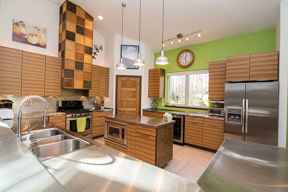 Exempel på ett mycket stort modernt kök, med en trippel diskho, släta luckor, skåp i ljust trä, bänkskiva i rostfritt stål, stänkskydd med metallisk yta, stänkskydd i metallkakel, rostfria vitvaror, klinkergolv i keramik och en köksö