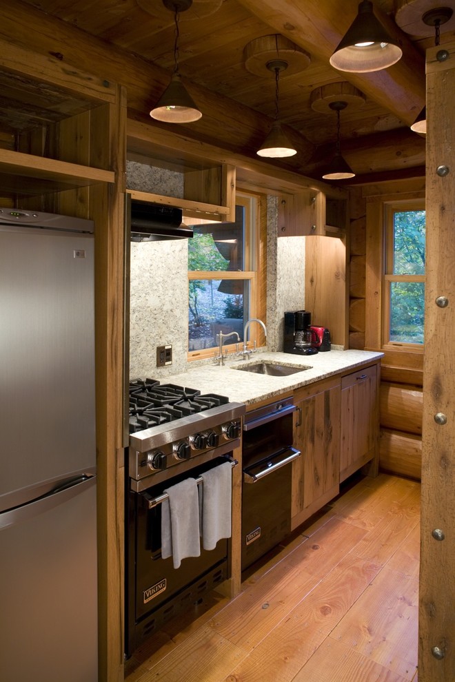 Idéer för att renovera ett avskilt rustikt linjärt kök, med en enkel diskho och rostfria vitvaror