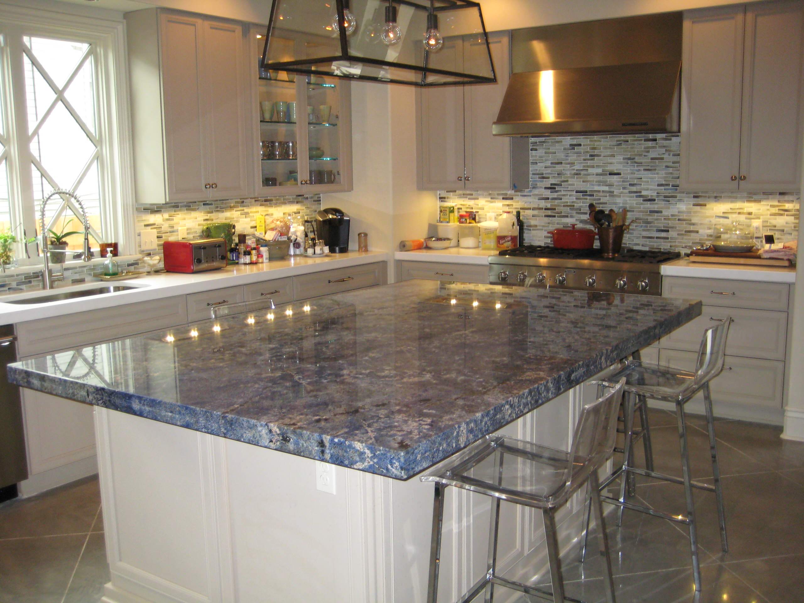 https://st.hzcdn.com/simgs/pictures/kitchens/kitchen-blue-bahia-granite-island-labruyere-stone-img~0d7116eb01b54997_14-2329-1-4f796e8.jpg