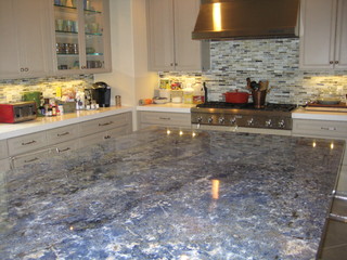 https://st.hzcdn.com/simgs/pictures/kitchens/kitchen-blue-bahia-granite-island-labruyere-stone-img~9791c05301b54986_3-2329-1-0f58cad.jpg