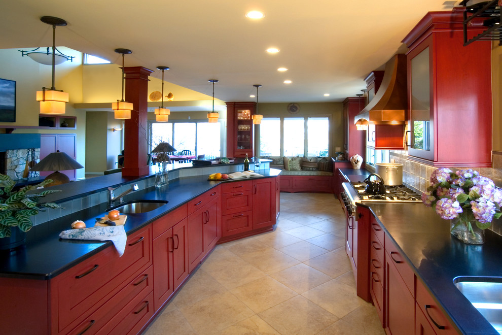 Foto på ett mellanstort amerikanskt kök, med en undermonterad diskho, skåp i shakerstil, grått stänkskydd, rostfria vitvaror, klinkergolv i keramik, en köksö, röda skåp och bänkskiva i koppar