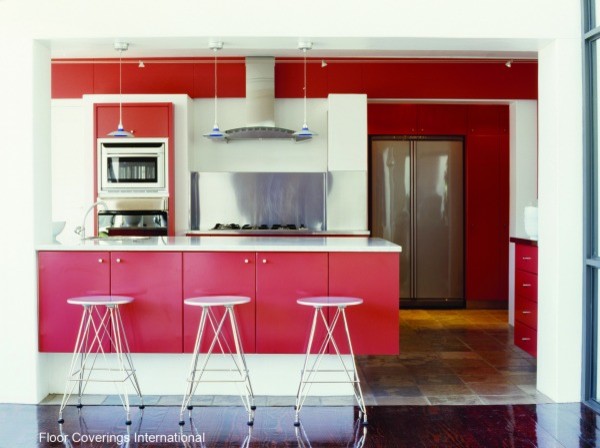 Immagine di una cucina abitabile tradizionale con paraspruzzi rosso
