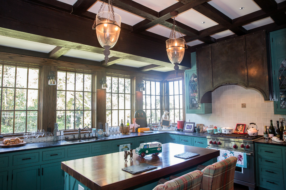 Ispirazione per una grande cucina classica con lavello a doppia vasca, ante a filo, ante verdi e struttura in muratura