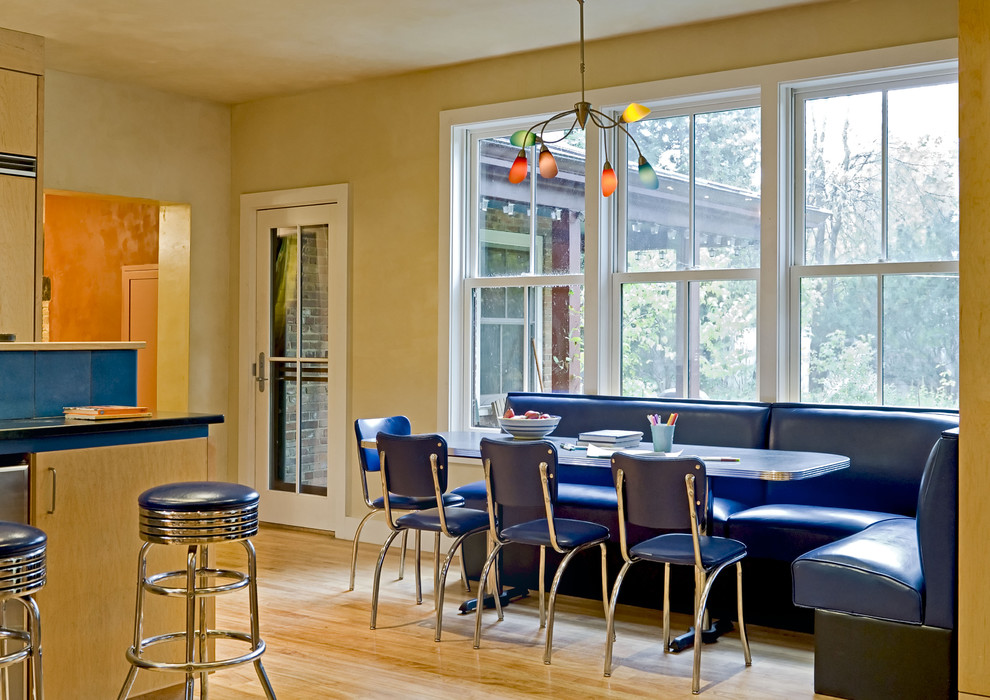 Идея дизайна: кухня в современном стиле с обеденным столом, плоскими фасадами, светлыми деревянными фасадами и барной стойкой