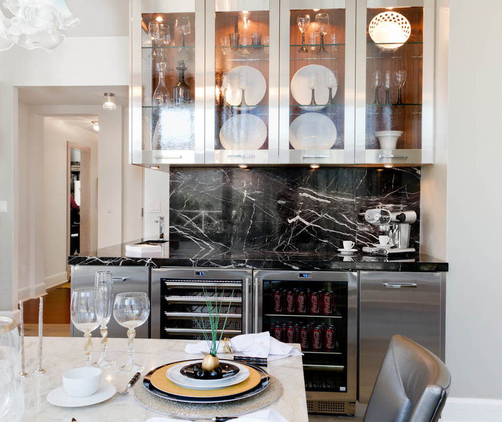 Источник вдохновения для домашнего уюта: кухня в современном стиле с фасадами из нержавеющей стали, черным фартуком, фартуком из каменной плиты, обеденным столом и стеклянными фасадами