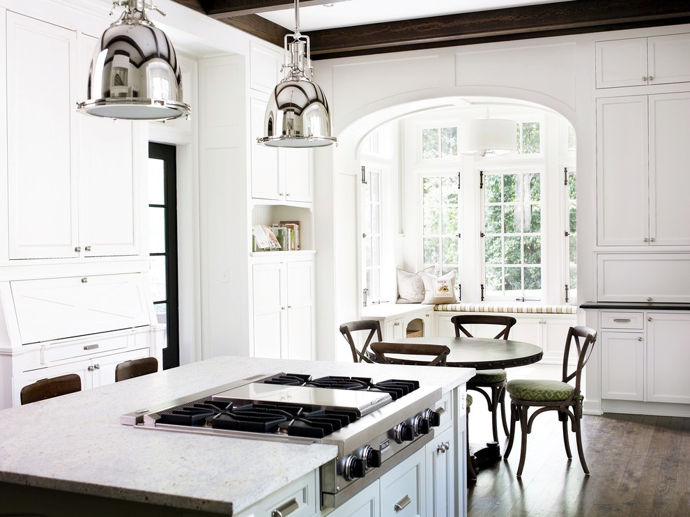 Exempel på ett stort klassiskt kök och matrum, med vita skåp, skåp i shakerstil, rostfria vitvaror, mellanmörkt trägolv och en köksö