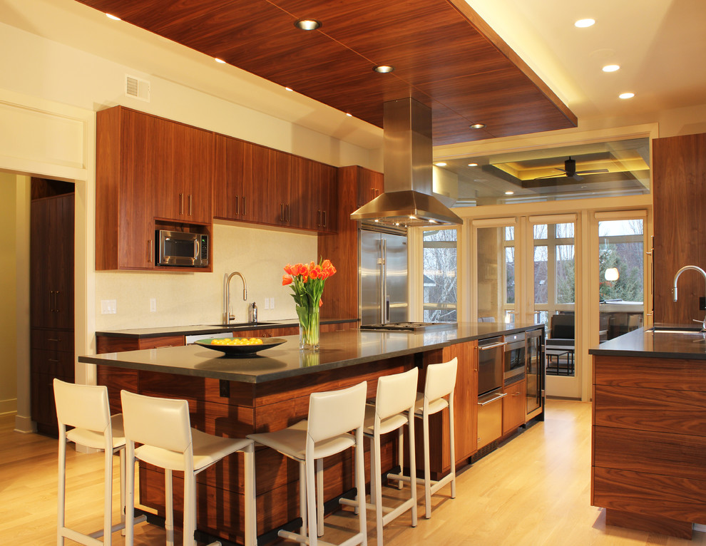 Moderne Wohnküche mit flächenbündigen Schrankfronten und hellbraunen Holzschränken in Minneapolis