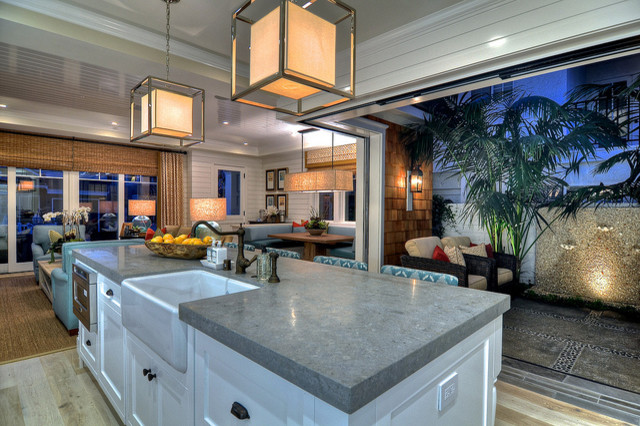 Foto di una cucina tropicale di medie dimensioni con lavello stile country, ante in stile shaker, ante bianche, top in saponaria e parquet chiaro