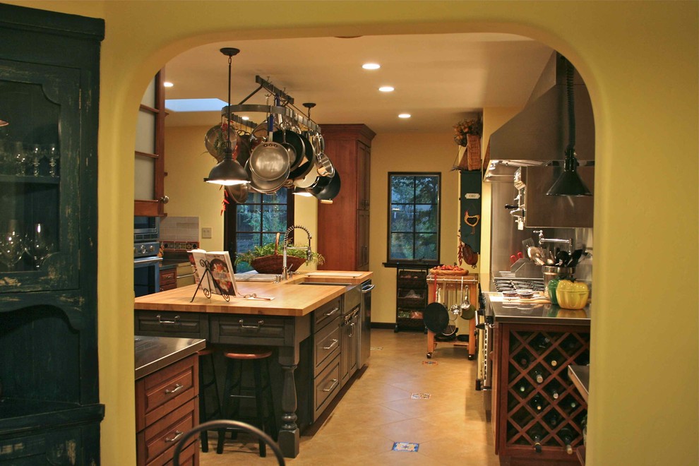 Inspiration för ett vintage kök och matrum, med en undermonterad diskho, luckor med upphöjd panel, grå skåp, bänkskiva i rostfritt stål, beige stänkskydd och rostfria vitvaror