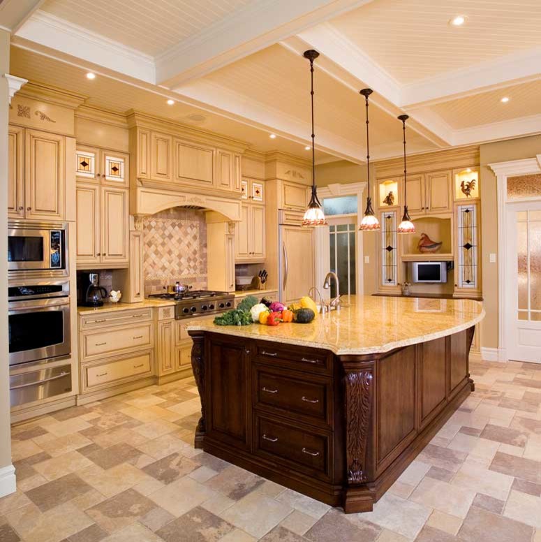 Foto di una grande cucina minimal con ante con bugna sagomata, ante beige, top in granito, paraspruzzi beige, elettrodomestici in acciaio inossidabile e pavimento in travertino