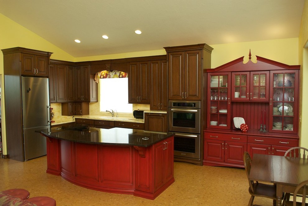 Bild på ett mellanstort vintage kök, med en undermonterad diskho, luckor med upphöjd panel, bruna skåp, bänkskiva i kvarts, beige stänkskydd, rostfria vitvaror och en köksö