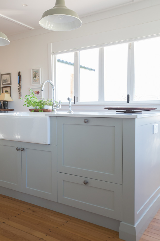 Kitchen, butler sink and pull out dishdrawer Farmhouse Kitchen