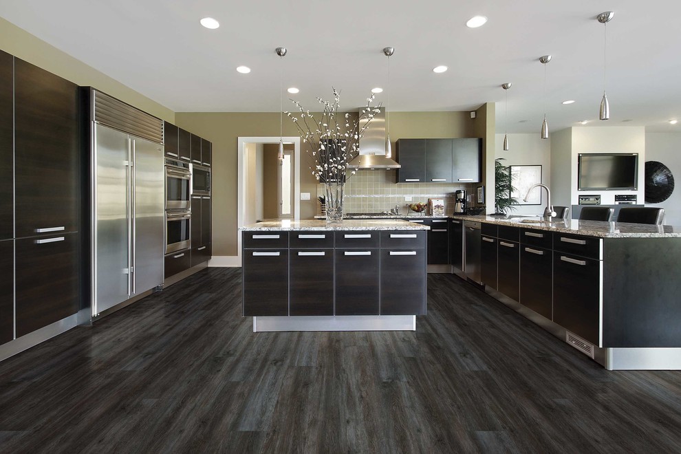 Immagine di una cucina minimalista di medie dimensioni con parquet scuro e pavimento multicolore