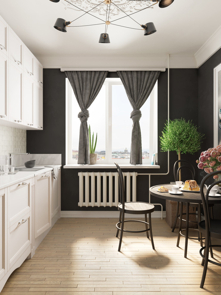 Idéer för att renovera ett mellanstort vintage linjärt kök och matrum, med en nedsänkt diskho, marmorbänkskiva, ljust trägolv, luckor med infälld panel, vita skåp, vitt stänkskydd och beiget golv