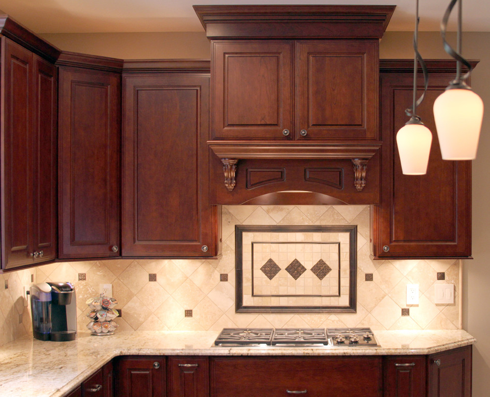 Exempel på ett mellanstort klassiskt kök, med en undermonterad diskho, luckor med upphöjd panel, bruna skåp, granitbänkskiva, beige stänkskydd, stänkskydd i travertin, rostfria vitvaror, klinkergolv i porslin, en köksö och beiget golv