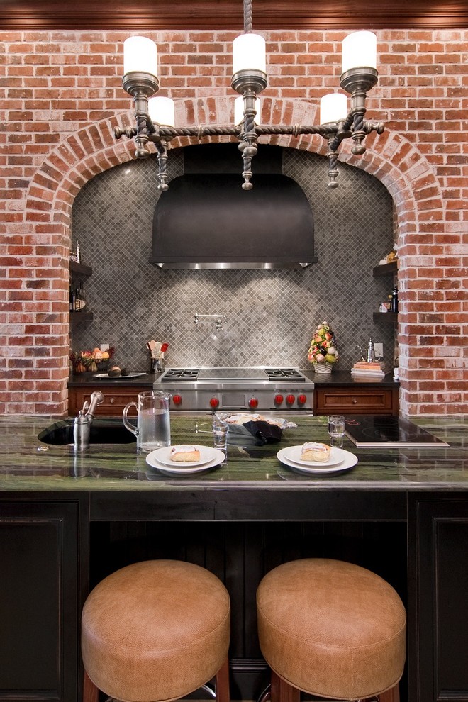 Moderne Küche mit Küchengeräten aus Edelstahl, Unterbauwaschbecken, Küchenrückwand in Grau, Rückwand aus Mosaikfliesen und grüner Arbeitsplatte in Sonstige