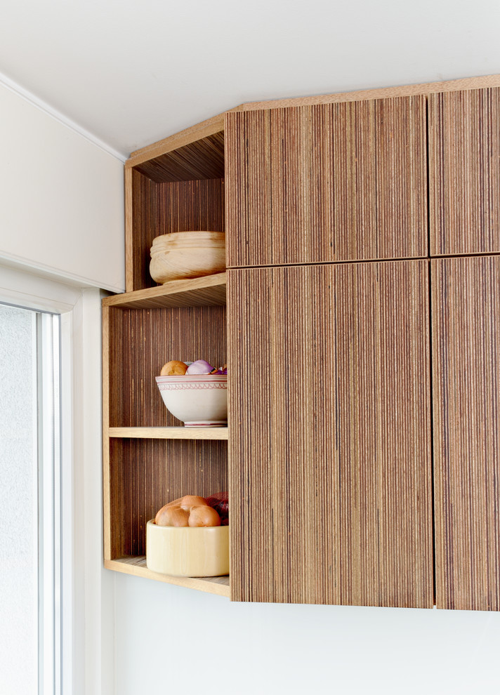 Foto di una cucina moderna con ante in legno bruno