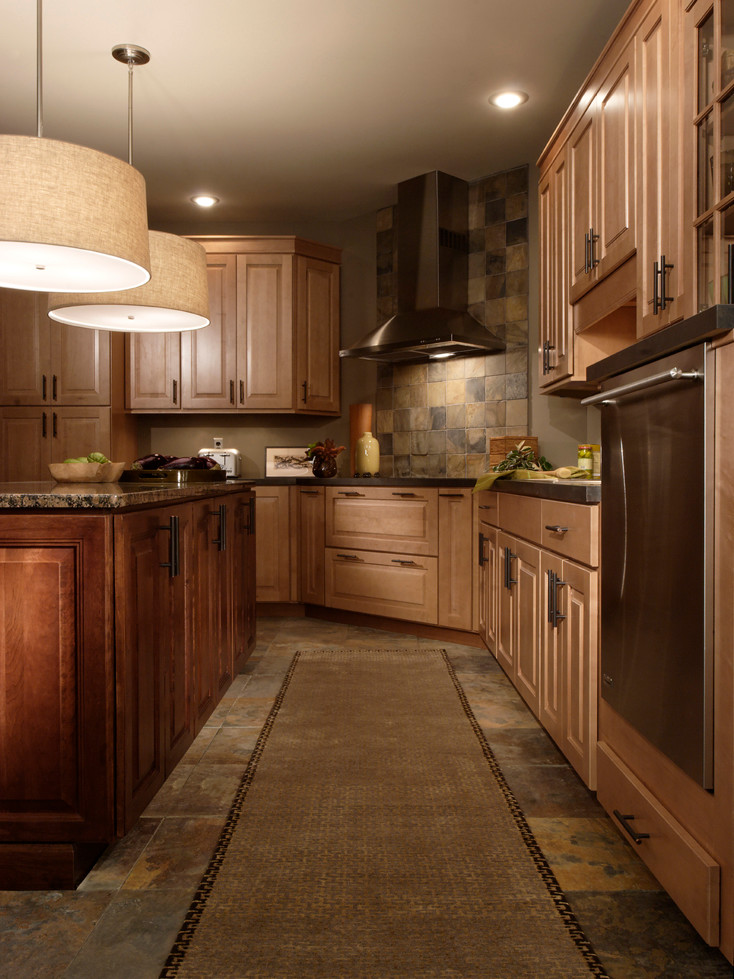Inredning av ett klassiskt mellanstort l-kök, med en dubbel diskho, luckor med upphöjd panel, skåp i ljust trä, granitbänkskiva, flerfärgad stänkskydd, stänkskydd i stenkakel, rostfria vitvaror, skiffergolv och en köksö