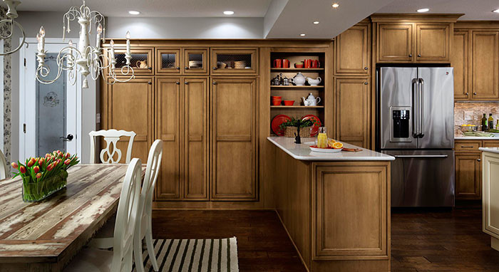 ニューヨークにある高級な巨大なトラディショナルスタイルのおしゃれなキッチン (淡色木目調キャビネット、大理石カウンター、濃色無垢フローリング、レイズドパネル扉のキャビネット、シルバーの調理設備) の写真