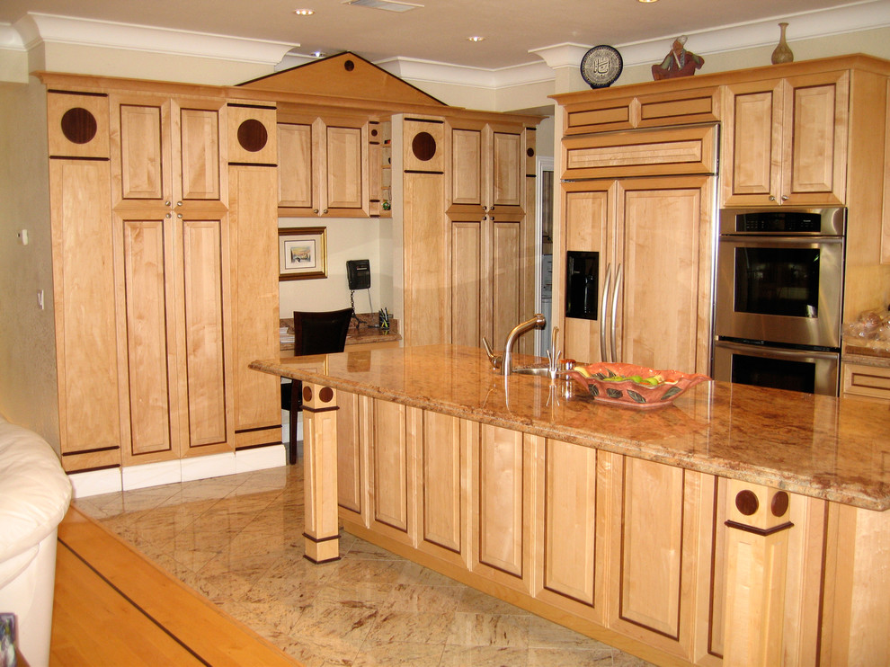 Cette image montre une cuisine parallèle craftsman en bois clair de taille moyenne avec un plan de travail en bois, un électroménager en acier inoxydable, un sol en marbre et îlot.