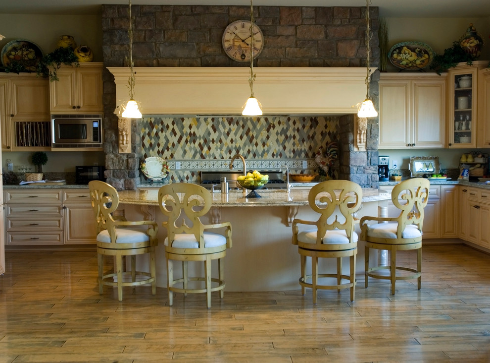 Exempel på ett mellanstort shabby chic-inspirerat kök, med luckor med upphöjd panel, skåp i ljust trä, granitbänkskiva, flerfärgad stänkskydd, stänkskydd i cementkakel, rostfria vitvaror, mellanmörkt trägolv och en köksö