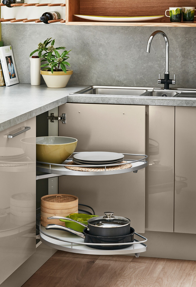 Diseño de cocina contemporánea con fregadero integrado, armarios con paneles lisos y puertas de armario grises