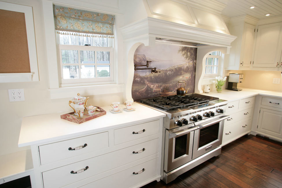 Inredning av ett lantligt mellanstort kök, med en rustik diskho, luckor med upphöjd panel, vita skåp, bänkskiva i koppar, rostfria vitvaror, mörkt trägolv och en köksö