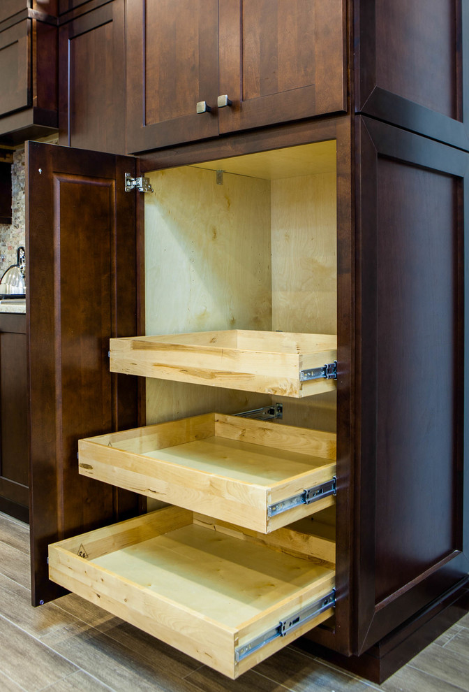 Idée de décoration pour une cuisine design en bois foncé avec un placard à porte shaker.