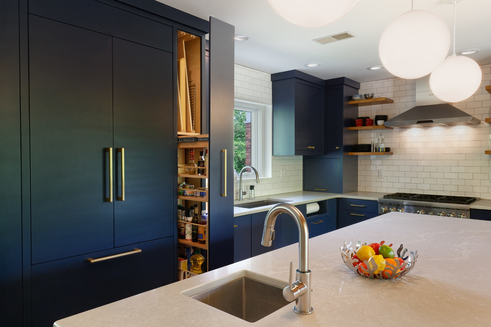 Retro Küche mit Unterbauwaschbecken, flächenbündigen Schrankfronten, blauen Schränken, Küchenrückwand in Weiß, Korkboden und Kücheninsel in Cincinnati